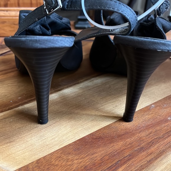 ANN MARINO RUFFLE HEELS - Picture 9 of 9